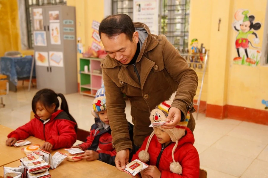 Thầy Chảo Ông Chẳn chăm sóc các học sinh ở Tả Phời.