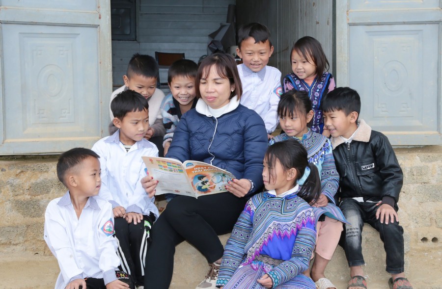 Cô Nguyễn Thị Uyến và những học sinh của vùng đất Dìn Chin. Cô Nguyễn Thị Uyến và những học sinh của vùng đất Dìn Chin.