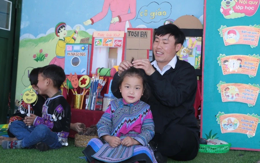 Thầy Tráng Seo Thắng chăm sóc các em nhỏ ở Nhiều Cù Ván.