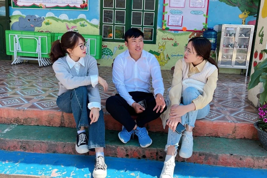 Tác giả Thanh Huệ (trái) và Quỳnh Trang (phải) của Báo Lào Cai chia sẻ câu chuyện cùng thầy Tráng Seo Thắng.