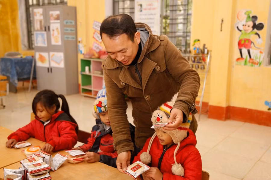 Thầy Chảo Ông Chẳn chăm sóc các học sinh ở Tả Phời.