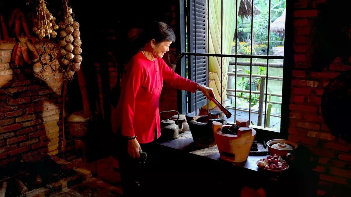 Gắp than từ lò cũ qua lò mới.