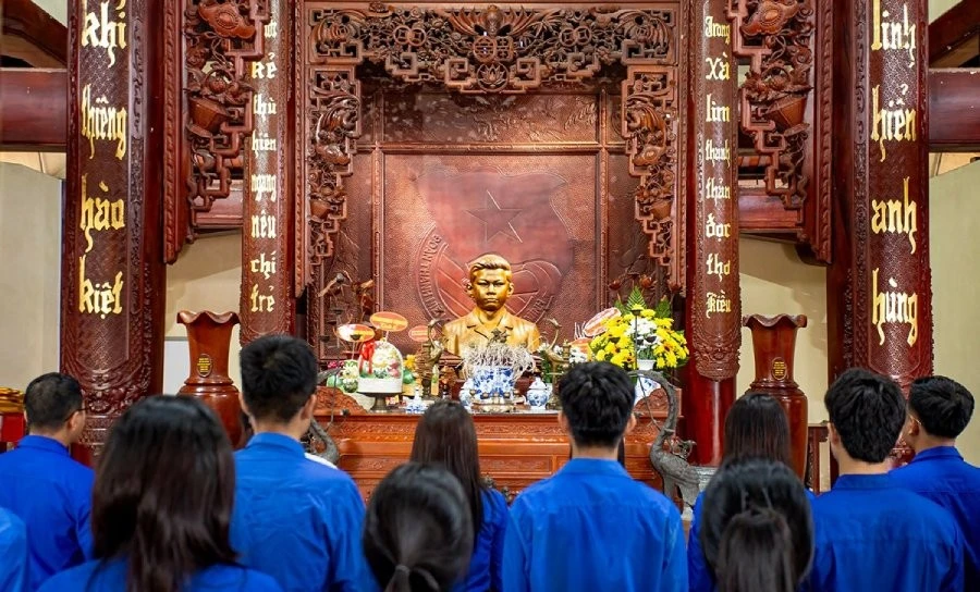 Cán bộ, đoàn viên dâng hương tưởng niệm đồng chí Lý Tự Trọng.