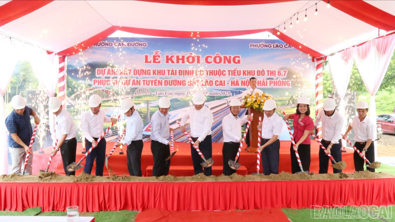 Các đại biểu tiến hành nghi thức động thổ, khởi công xây dựng dự án tái định cư. baolaocai-br-a3.jpg