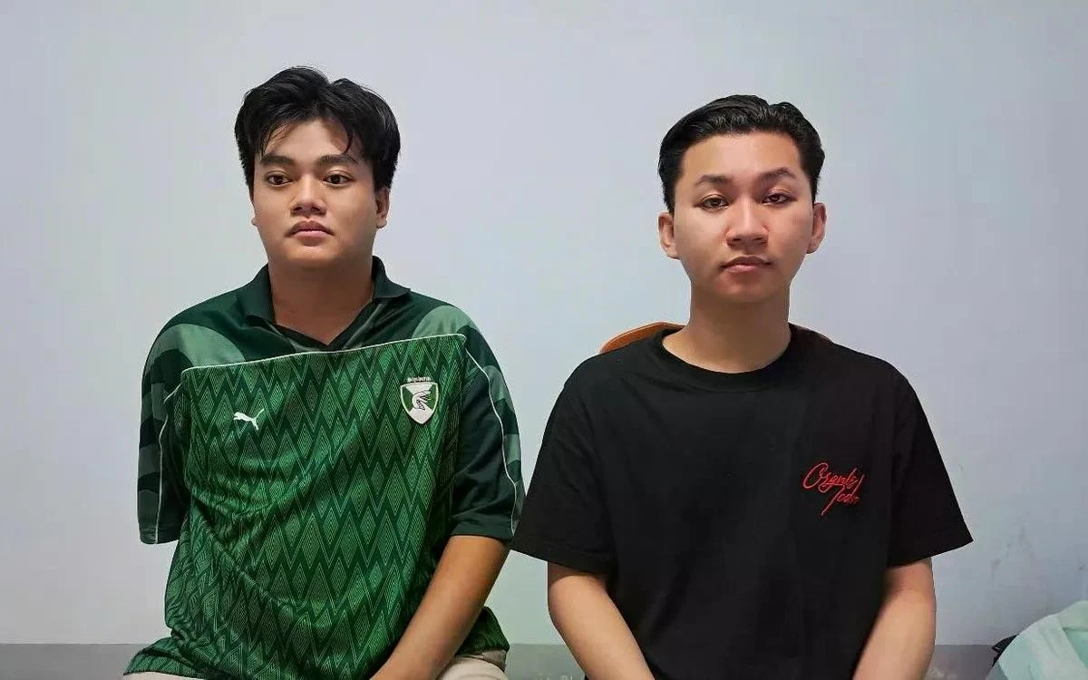 Nguyễn Hoàng Khang (trái) và Phan Anh Duy tại cơ quan Công an.