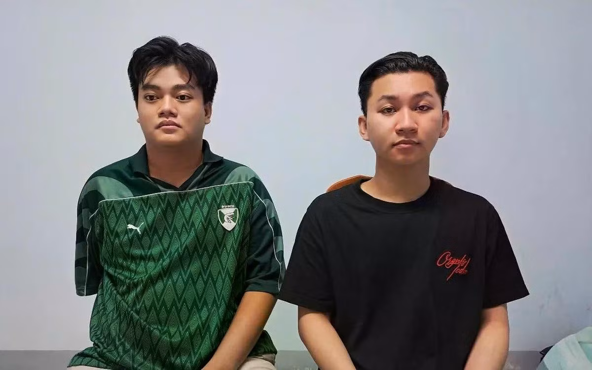 Nguyễn Hoàng Khang (trái) và Phan Anh Duy tại cơ quan Công an.