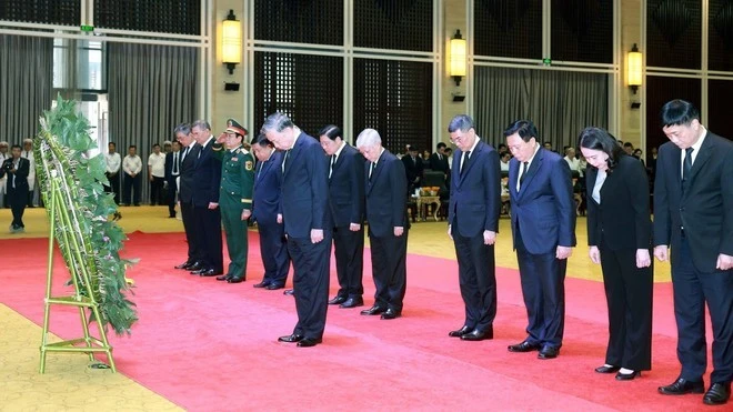 Đồng chí Tô Lâm, Tổng Bí thư Ban chấp hành Trung ương Đảng Cộng sản Việt Nam viếng đồng chí Khamtay Siphandone.