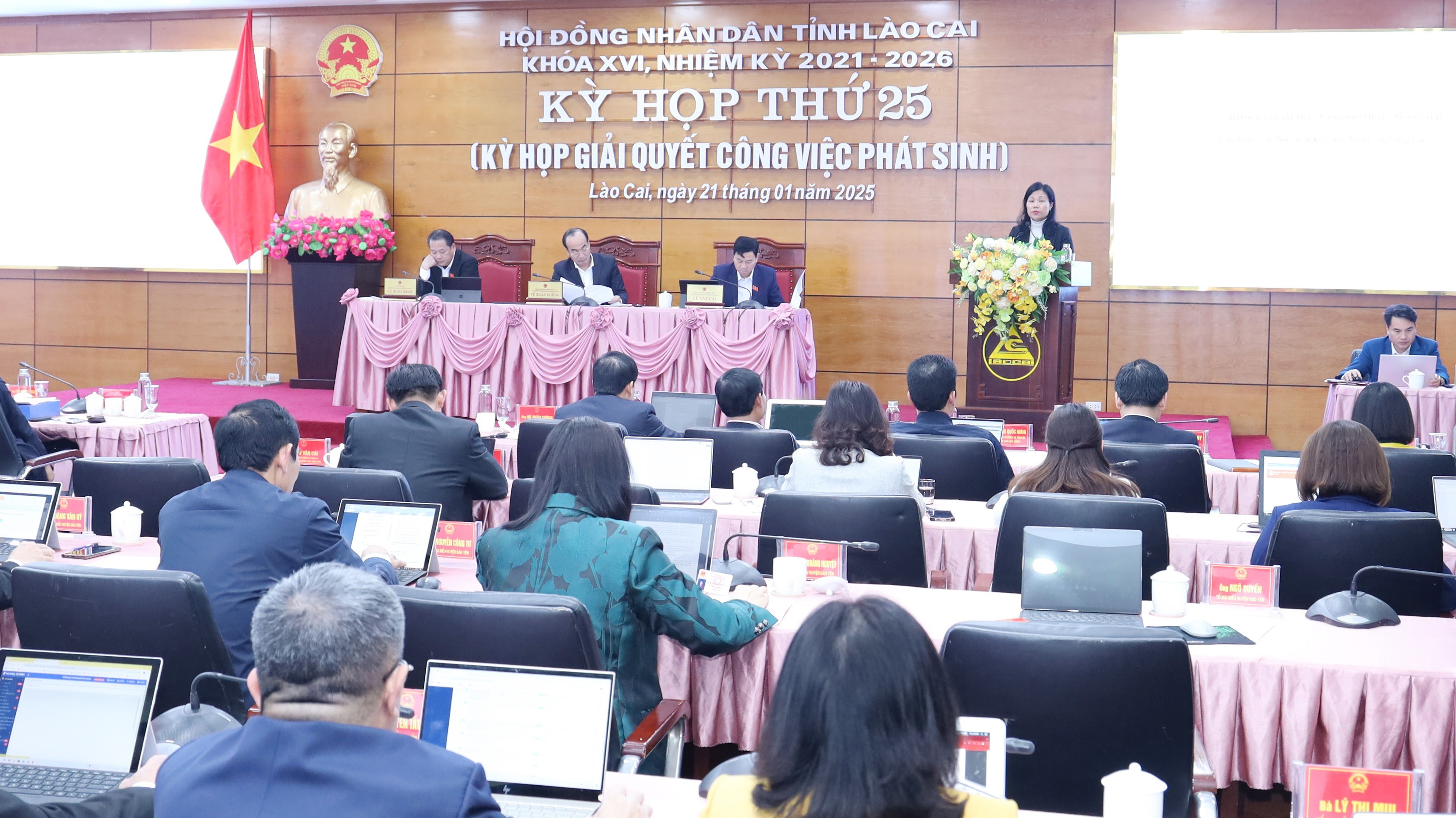 Quang cảnh kỳ họp. 8948.jpg