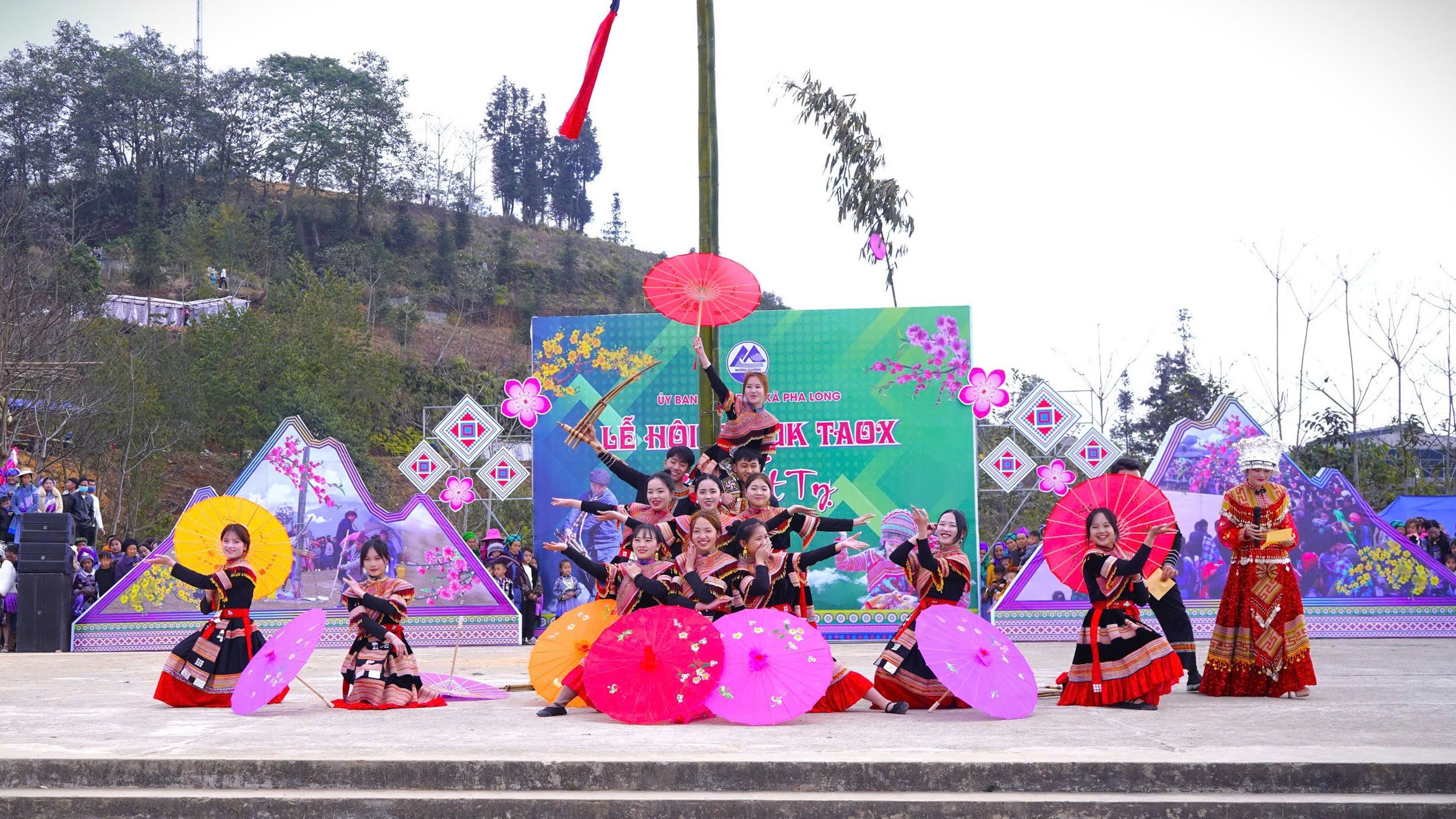 Biểu diễn văn nghệ tại lễ hội. cac-tiet-muc-van-nghe-chao-mung-1.jpg