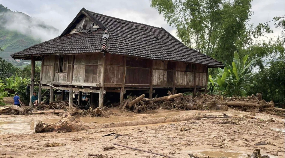 Lũ quét làm hư hỏng nhà dân.