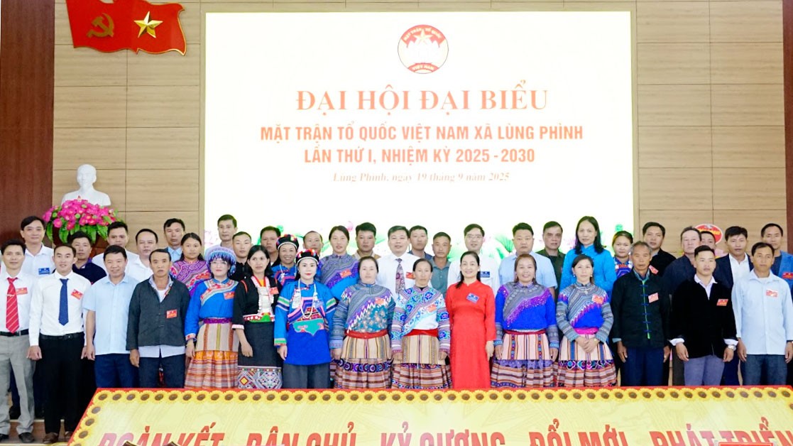 Ủy viên Ủy ban MTTQ xã Lùng Phình ra mắt đại hội. 3333333.jpg