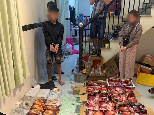 Các đối tượng bị bắt cùng tang vật ma túy. Các đối tượng bị bắt cùng tang vật ma túy.