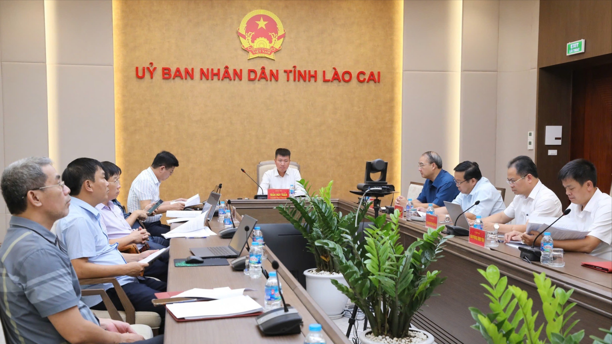 Đồng chí Trần Huy Tuấn dự và chủ trì hội nghị tại điểm cầu tỉnh Lào Cai. z7004002469217-6f66631c0872b838cd9475430741e793.jpg