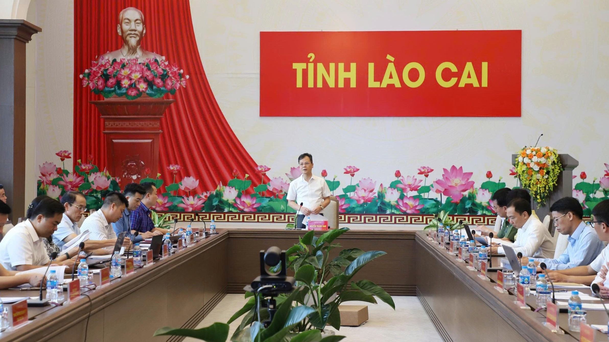 Quang cảnh cuộc họp. z7003151430053-16212e269bdd50b0f09cec47e453138f-6745.jpg