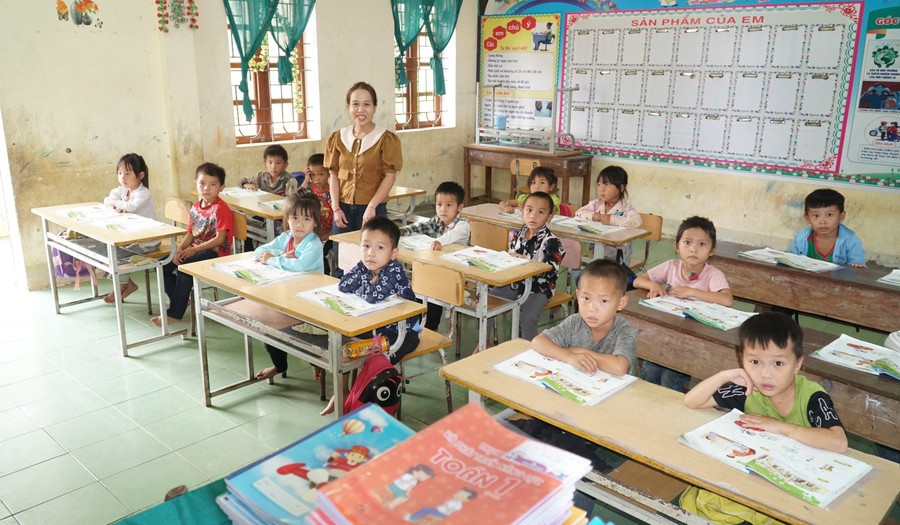 Cô, trò Trường Phổ thông Dân tộc bán trú Tiểu học và THCS Nậm Càn (Na Ngoi, Nghệ An). Cô, trò Trường Phổ thông Dân tộc bán trú Tiểu học và THCS Nậm Càn (Na Ngoi, Nghệ An).