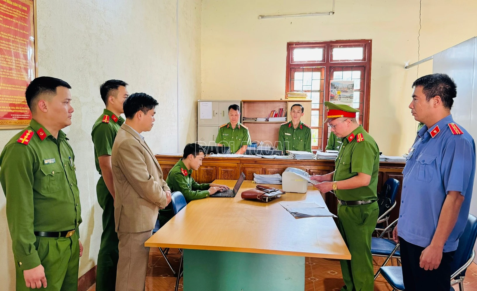 anh-1-co-quan-canh-sat-doc-quyet-dinh-khoi-to-vu-an-khoi-to-bi-can-doi-voi-tran-ngoc-ha-3-2847-4303.jpg