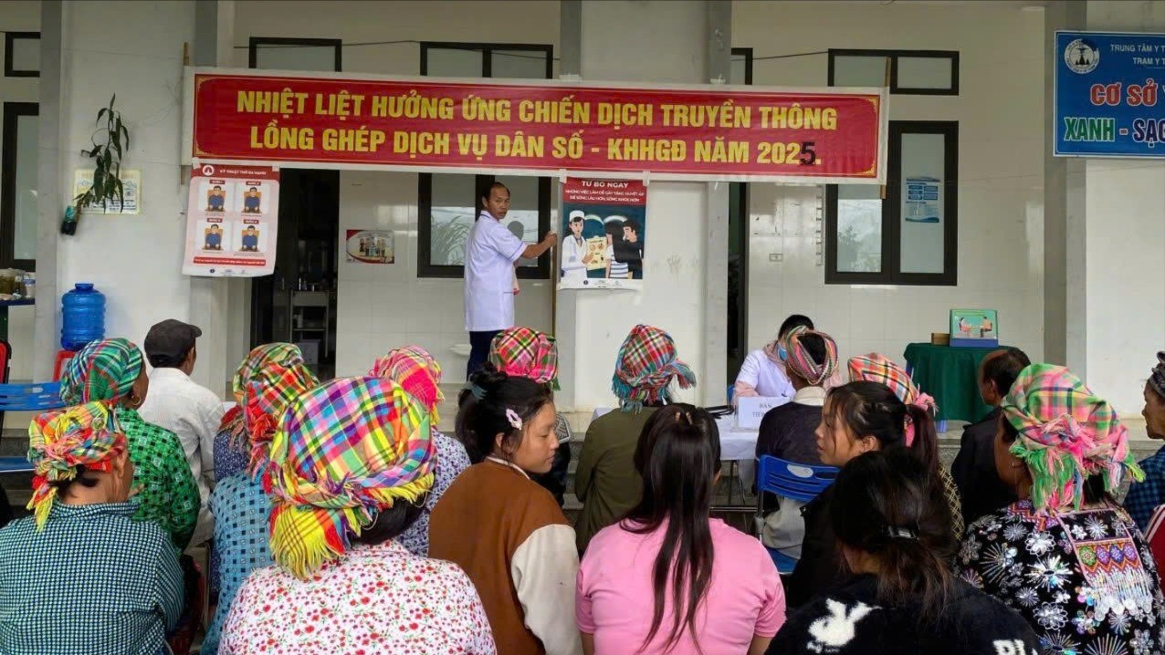 Đông đảo người dân xã Hạnh Phúc tham gia hoạt động truyền thông tại điểm trạm y tế Bản Mù. z7126775054968-7ce21c57b6caa18176b7d3f8ed8a711f.jpg