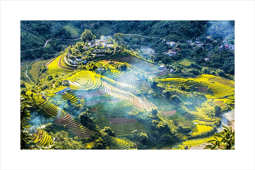 米の温かみのある黄色と山や森の緑色の間に村々がそびえ立つ、静かなバット・サット高原(写真:新しい日のヴァン・ホー - トラン・ハウ撮影)。 van-ho-ngay-moi-anh-tran-hau.jpg