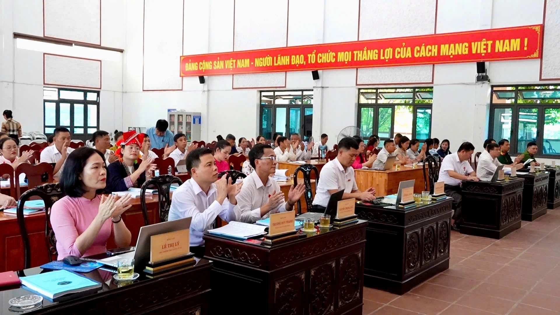 Đại biểu dự kỳ họp.