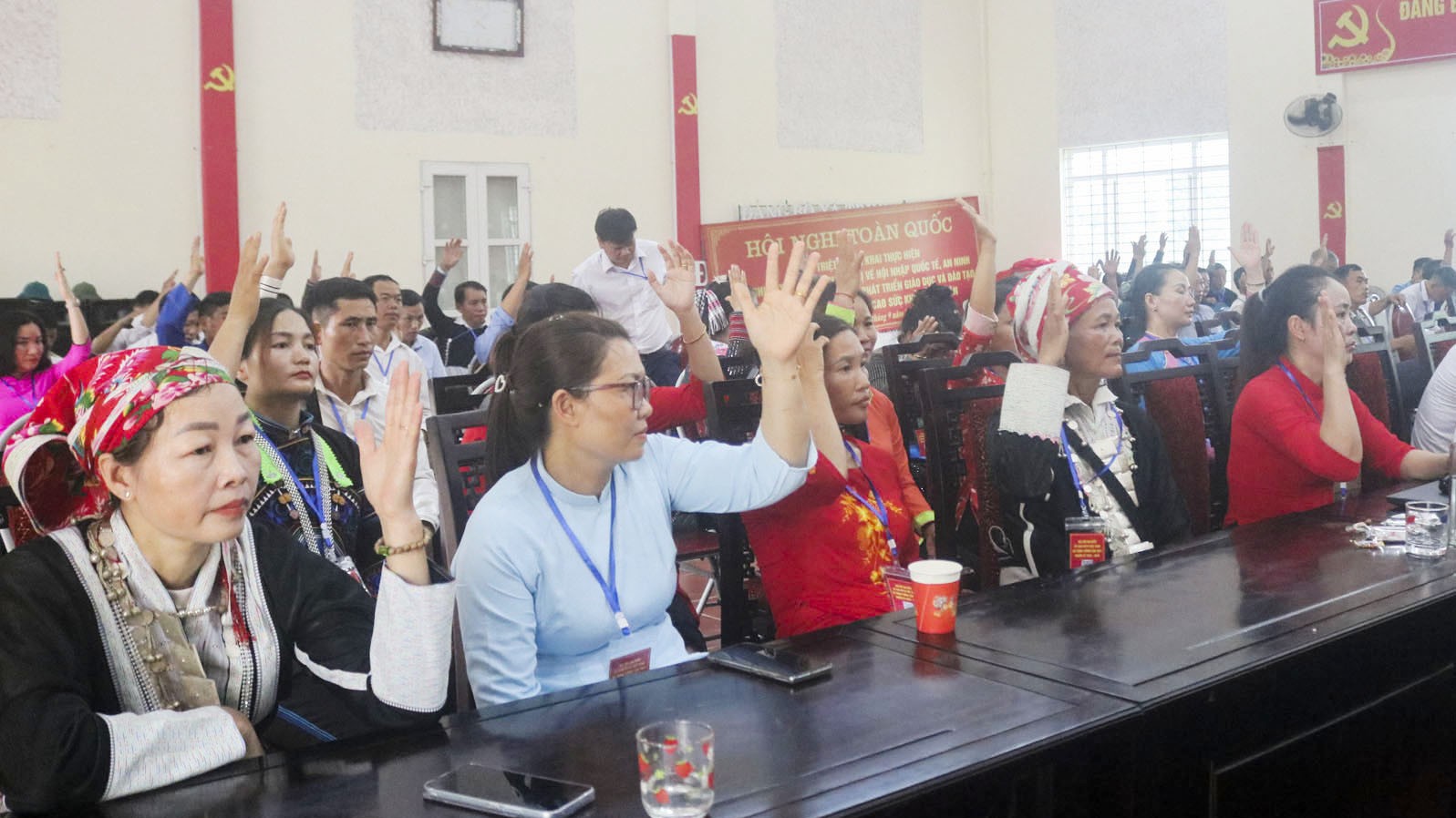 Biểu quyết thông qua các nội dung tại đại hội. bieu-quyet-thong-qua-nghi-quyet-dai-hoi.jpg