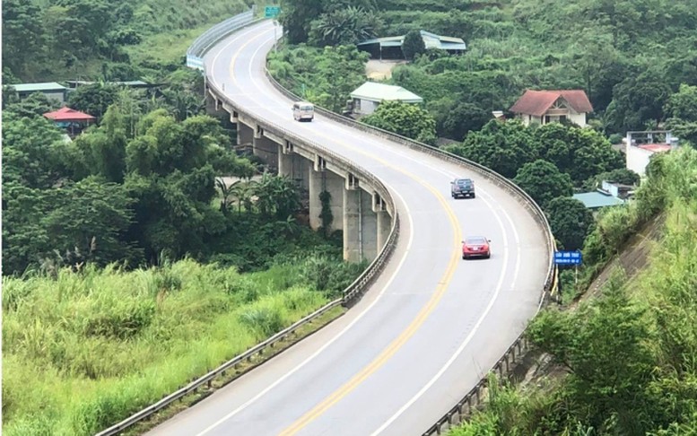 Đoạn Yên Bái - Lào Cai thuộc tuyến đường cao tốc Nội Bài - Lào Cai mới chỉ đạt quy mô 2 làn xe. Đoạn Yên Bái - Lào Cai thuộc tuyến đường cao tốc Nội Bài - Lào Cai mới chỉ đạt quy mô 2 làn xe.