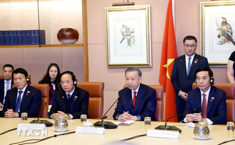 Tổng Bí thư, Chủ tịch nước Tô Lâm và thành viên đoàn Việt Nam tại cuộc hội đàm chính thức với Thủ tướng Australia Anthony Albanese.