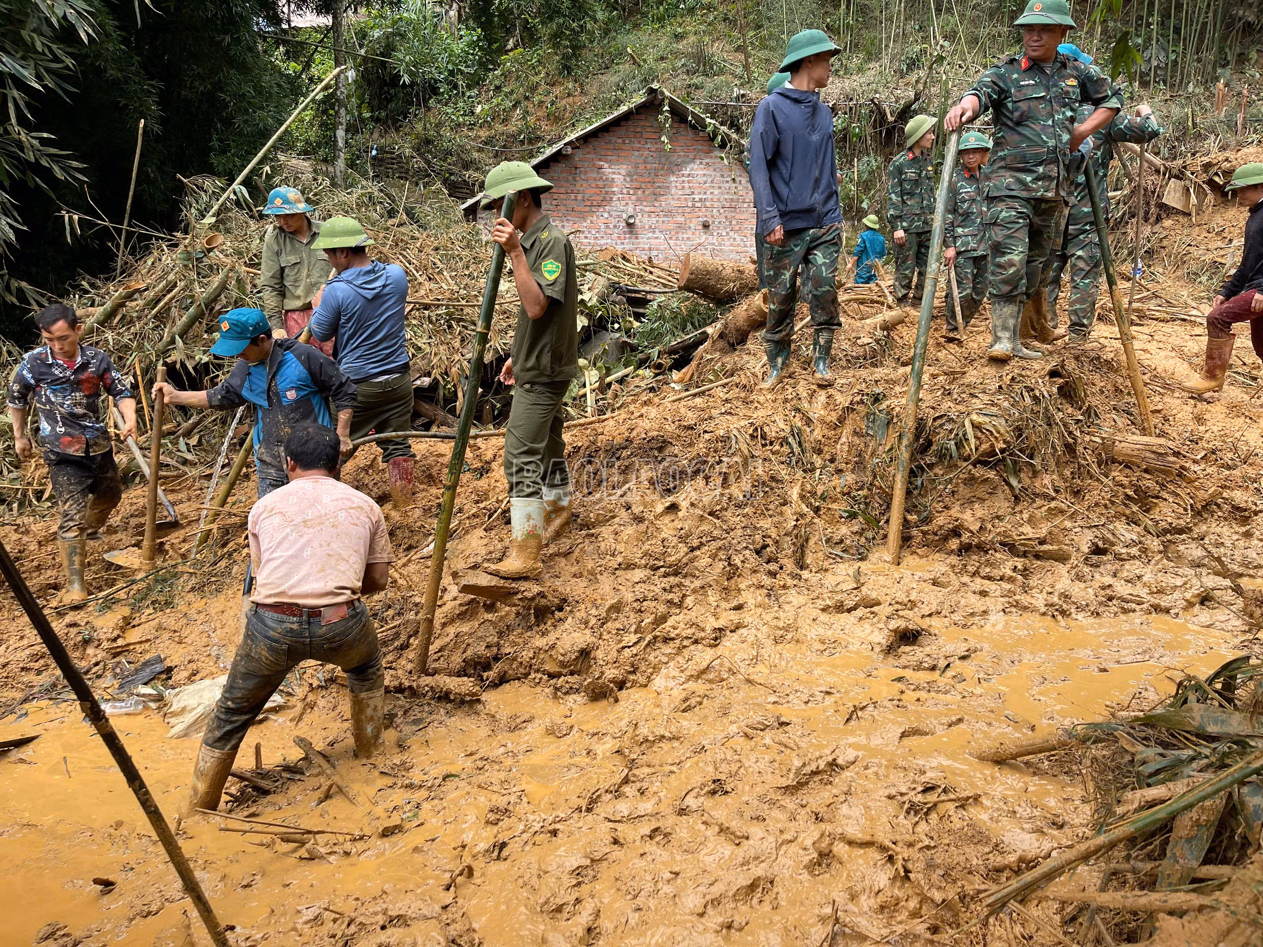 Các lực lượng tiếp cận hiện trường tổ chức tìm kiếm nạn nhân mất tích.jpg