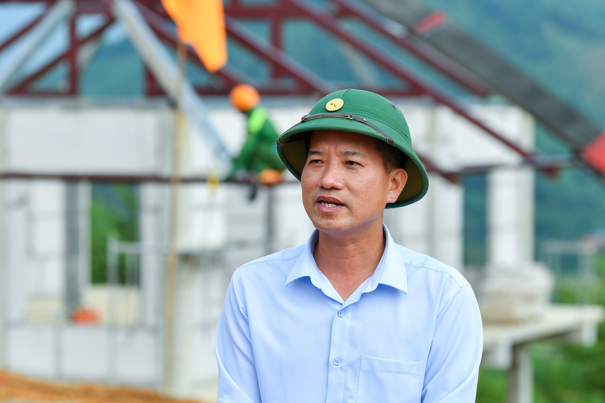 Ông Nguyễn Văn Nhất, Phó Chủ tịch Ủy ban nhân dân huyện Bảo Yên, Lào Cai thậm chí còn đặt ra mục tiêu gần hơn khi cho biết sẽ nỗ lực, cố gắng hết mình để bàn giao nhà ngay trước thời điểm 15/12. Ông Nguyễn Văn Nhất, Phó Chủ tịch Ủy ban nhân dân huyện Bảo Yên, Lào Cai thậm chí còn đặt ra mục tiêu gần hơn khi cho biết sẽ nỗ lực, cố gắng hết mình để bàn giao nhà ngay trước thời điểm 15/12.