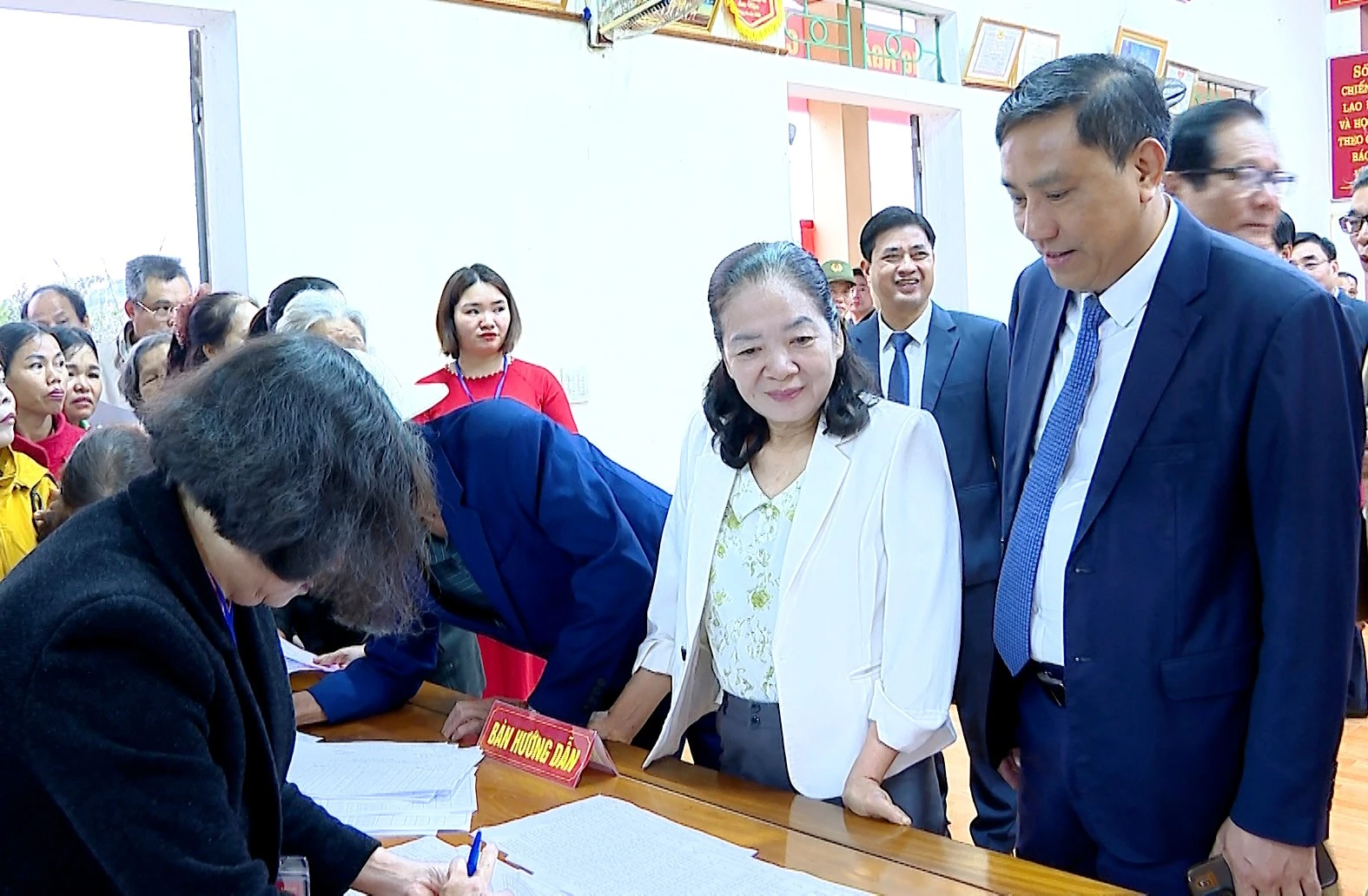 Phó Bí thư Thường trực Tỉnh ủy Hoàng Giang kiểm tra bầu cử tại khu vực bỏ phiếu số 21 xã Trấn Yên.