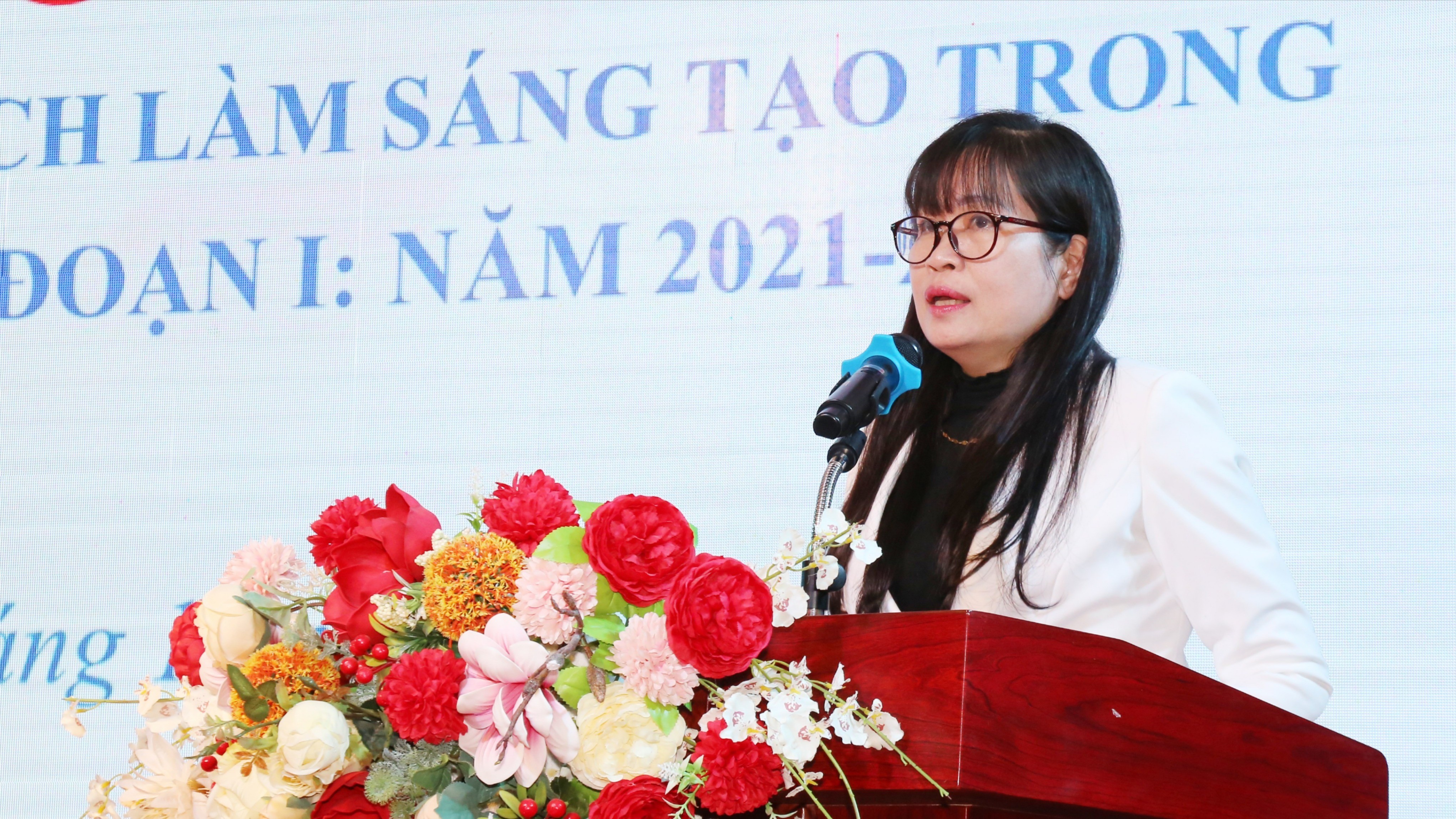 Đồng chí Đinh Minh Hà - Phó Chủ tịch Ủy ban MTTQ Việt Nam tỉnh, Chủ tịch Hội Liên hiệp Phụ nữ tỉnh phát biểu tại liên hoan.