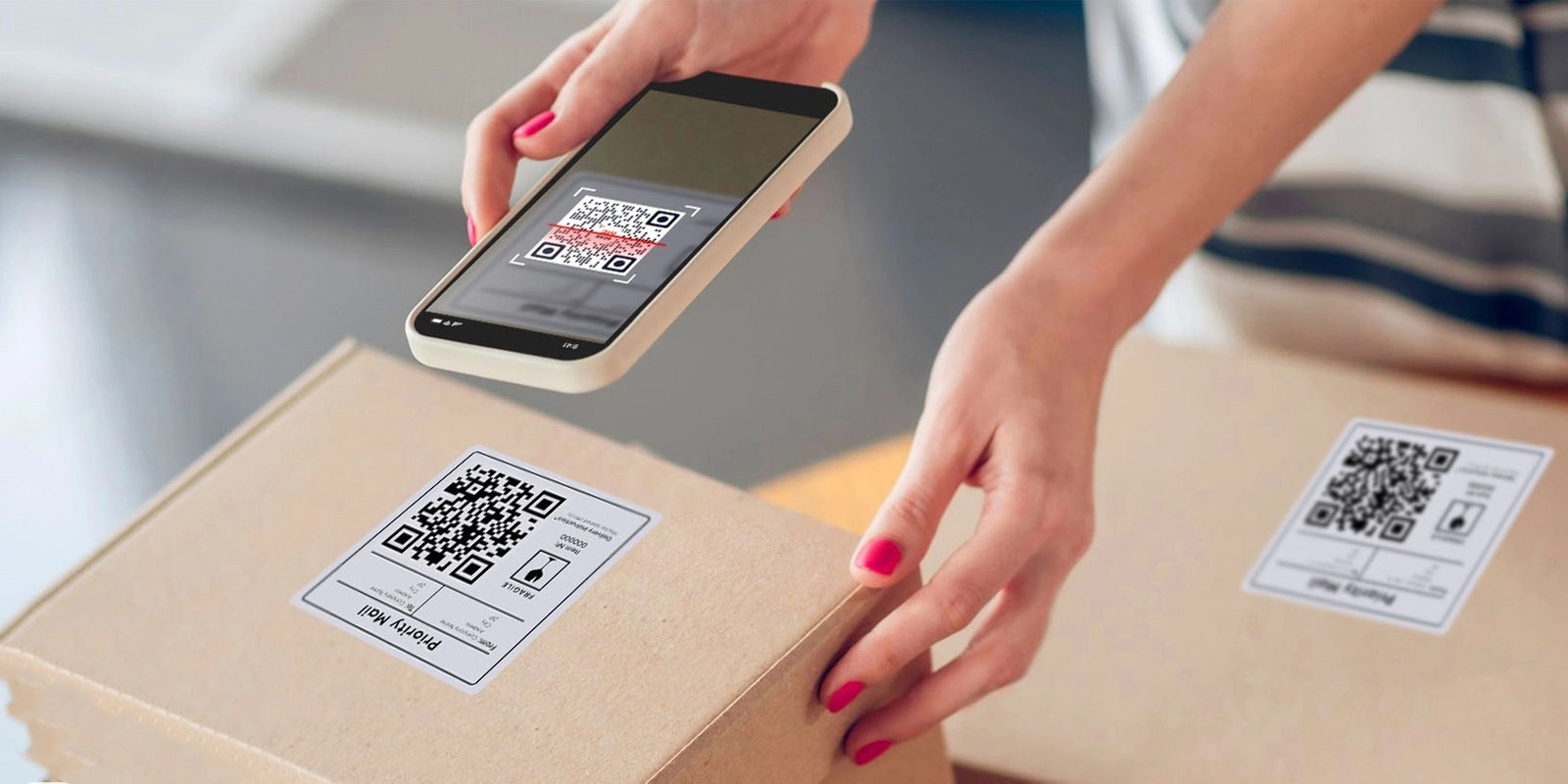 ទោះបីជាការស្កេនកូដ QR បោកប្រាស់ពីកញ្ចប់ចម្លែកមានដើមកំណើតនៅសហរដ្ឋអាមេរិកក៏ដោយ អ្នកជំនាញសន្តិសុខព្រមានថាវាអាចទៅរួចទាំងស្រុងដែលវានឹងរីករាលដាលដល់ប្រទេសវៀតណាម។ (រូបភាពគំនូរ) Mặc dù chiêu lừa quét mã QR từ gói hàng lạ khởi phát tại Mỹ, giới chuyên gia an ninh cảnh báo nó hoàn toàn có khả năng lan rộng tới Việt Nam. (Ảnh minh họa)