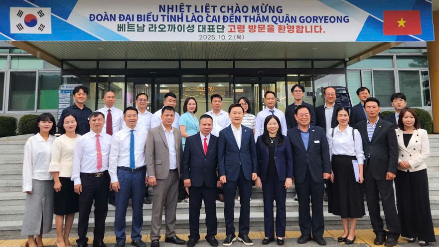 Các đại biểu chụp ảnh lưu niệm. z7073785119994-977cfcf4007992bf159f78c15c0285a3.jpg