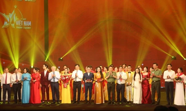 Các đồng chí lãnh đạo Đảng, Nhà nước, lãnh đạo Bộ Công an và đại biểu tặng hoa nghệ sĩ sau chương trình.