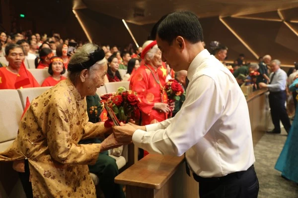 Chủ nhiệm Ủy ban Kiểm tra Trung ương Nguyễn Duy Ngọc tặng quà tri ân Mẹ Việt Nam Anh hùng.