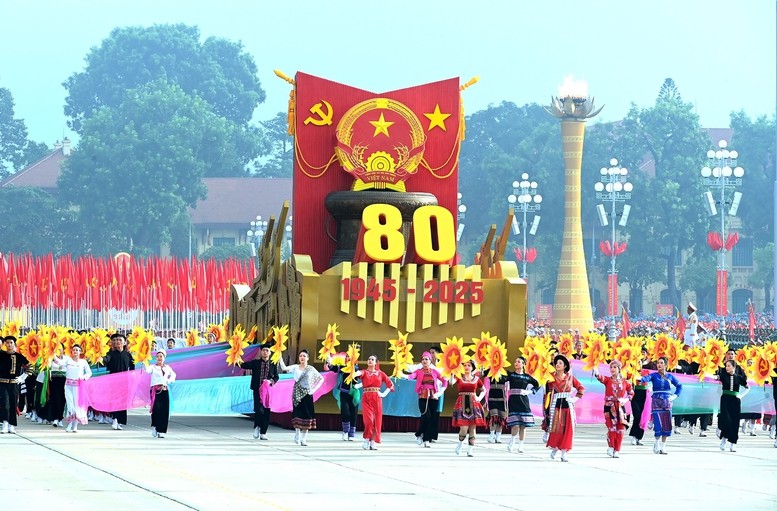 Hơn ba vạn người, trong đó có các khối quân đội, công an, lực lượng dân quân, thanh niên, học sinh, đồng loạt bước đều trên quảng trường lịch sử. Hơn ba vạn người, trong đó có các khối quân đội, công an, lực lượng dân quân, thanh niên, học sinh, đồng loạt bước đều trên quảng trường lịch sử.