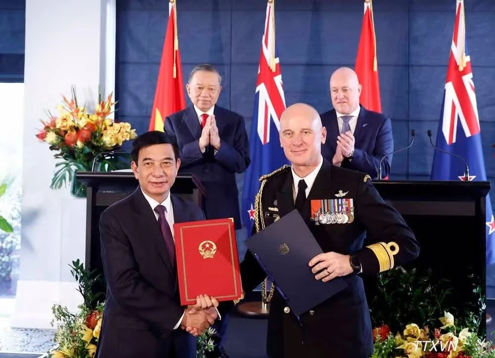 Tổng Bí thư, Chủ tịch nước Tô Lâm và Thủ tướng New Zealand Christopher Luxon chứng kiến trao văn kiện hợp tác giữa hai nước.