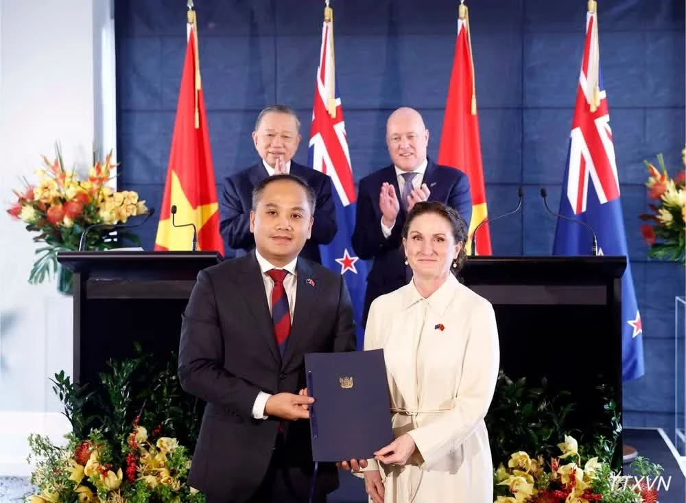 Tổng Bí thư, Chủ tịch nước Tô Lâm và Thủ tướng New Zealand Christopher Luxon chứng kiến trao văn kiện hợp tác giữa hai nước.