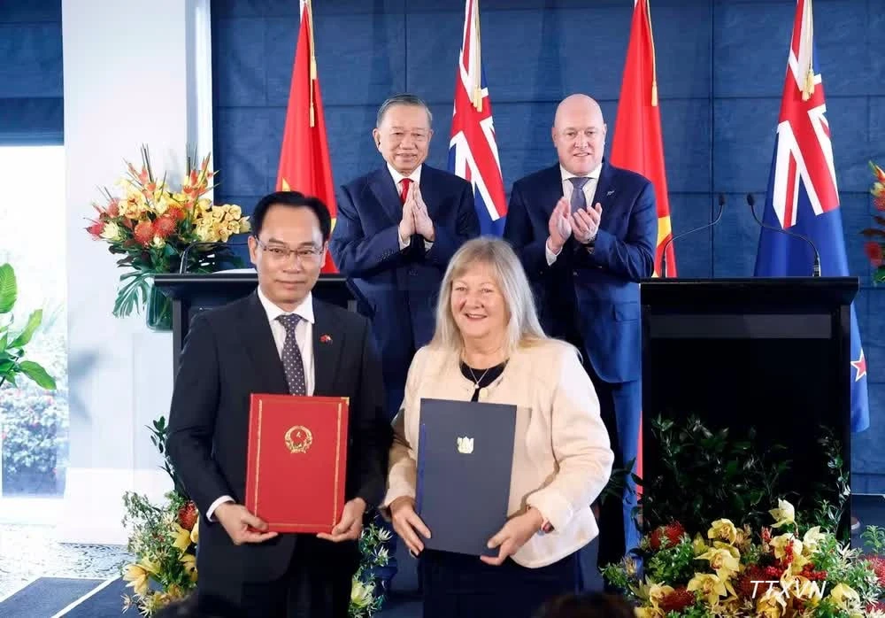 Tổng Bí thư, Chủ tịch nước Tô Lâm và Thủ tướng New Zealand Christopher Luxon chứng kiến trao văn kiện hợp tác giữa hai nước.