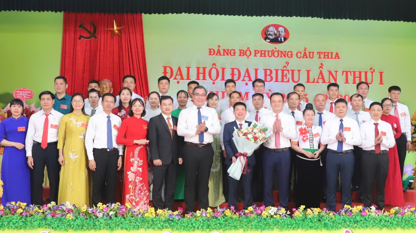 Đồng chí Giàng Quốc Hưng tặng hoa chúc mừng Ban Chấp hành Đảng bộ phường Cầu Thia. dong-chi-giang-quoc-hung-uvbtv-truong-ban-noi-chinh-tinh-lao-cai-tang-hoa-chuc-mung-bch-dang-bo-phuong-cau-thia.jpg