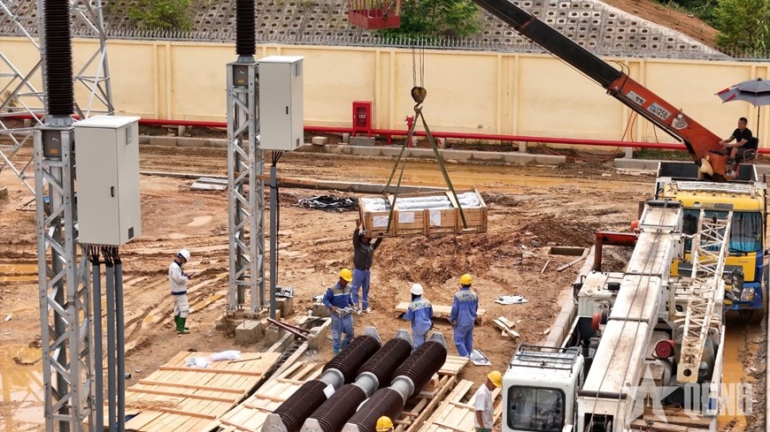Công nhân làm việc 3 ca liên tục, lắp đặt thiết bị và hoàn tất hạ tầng. Công nhân làm việc 3 ca liên tục, lắp đặt thiết bị và hoàn tất hạ tầng.