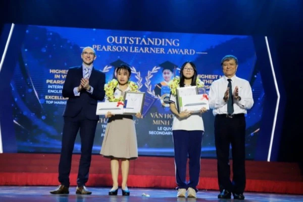 Ông Nguyễn Văn Hiếu, Giám đốc Sở GD&amp;ĐT TP Hồ Chí Minh và đại diện EMG Education trao chứng chỉ cho hai học sinh có điểm số cao nhất trong Kỳ thi chứng chỉ Pearson Edexcel.