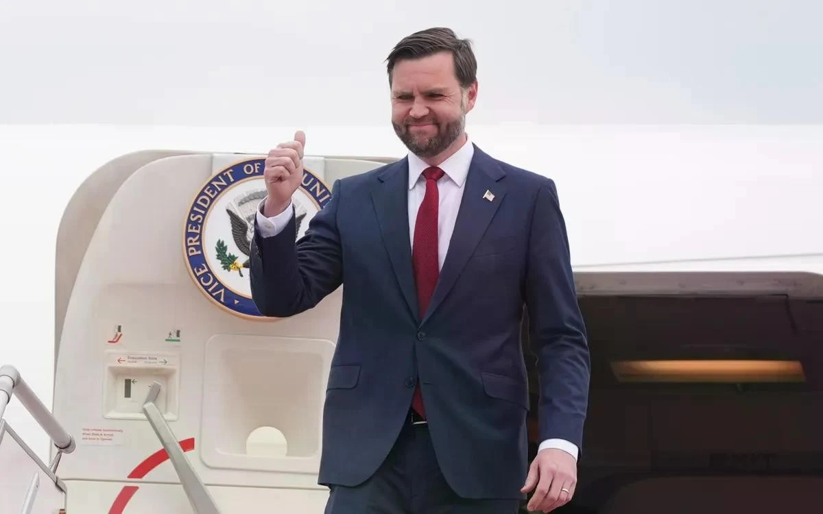 Phó Tổng thống Mỹ J.D. Vance bước xuống khỏi chuyên cơ Air Force Two sau khi đến Islamabad, Pakistan để hội đàm với các quan chức Iran, ngày 11/4/2026