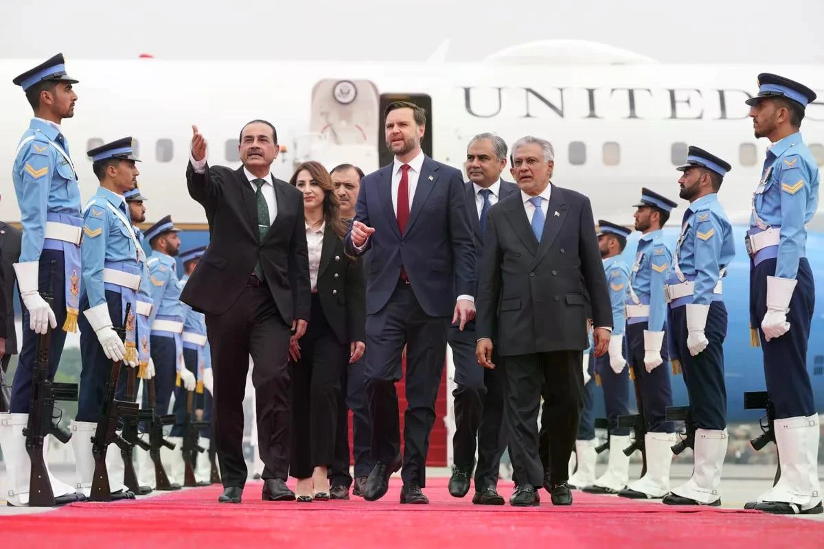 Phó Tổng thống Mỹ J.D. Vance (giữa) đi cùng với các quan chức cấp cao Pakistan sau khi đến Islamabad, Pakistan, ngày 11/4/2026.