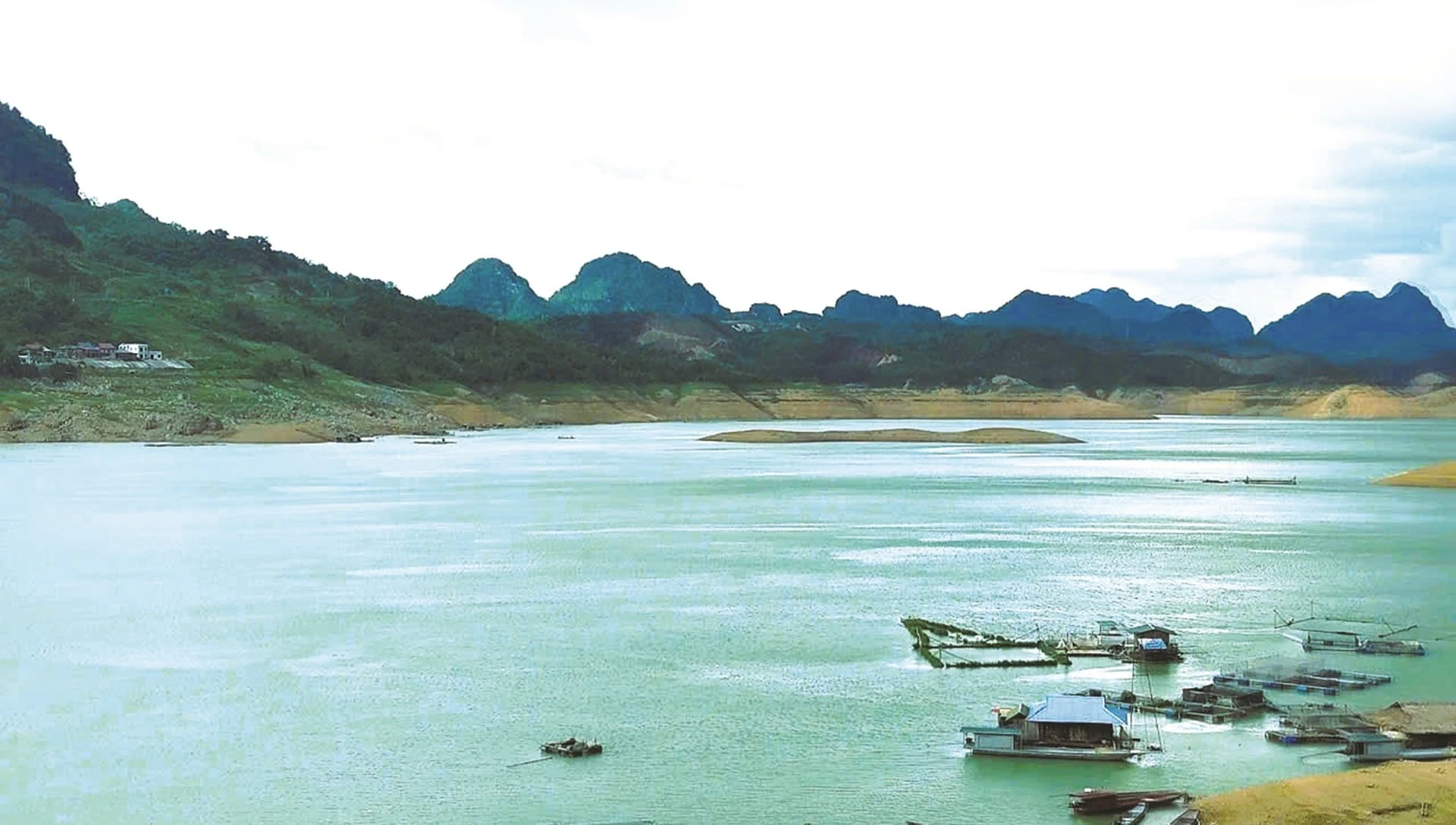 Vùng lòng hồ Hòa Bình ở thung lũng Ba Khan- Ngòi Hoa với vẻ đẹp độc đáo.