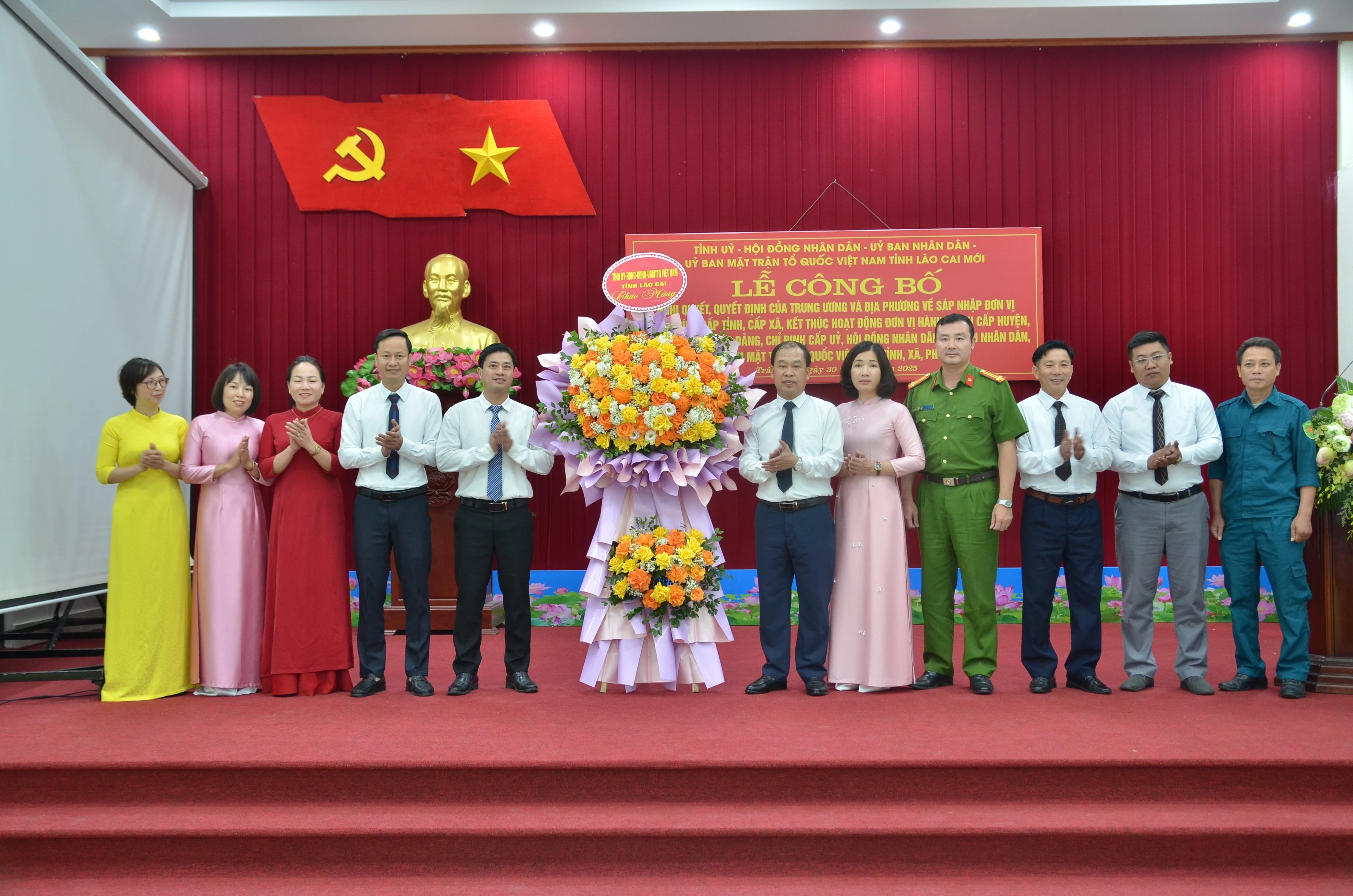 Tặng hoa chúc mừng xã Trấn Yên.