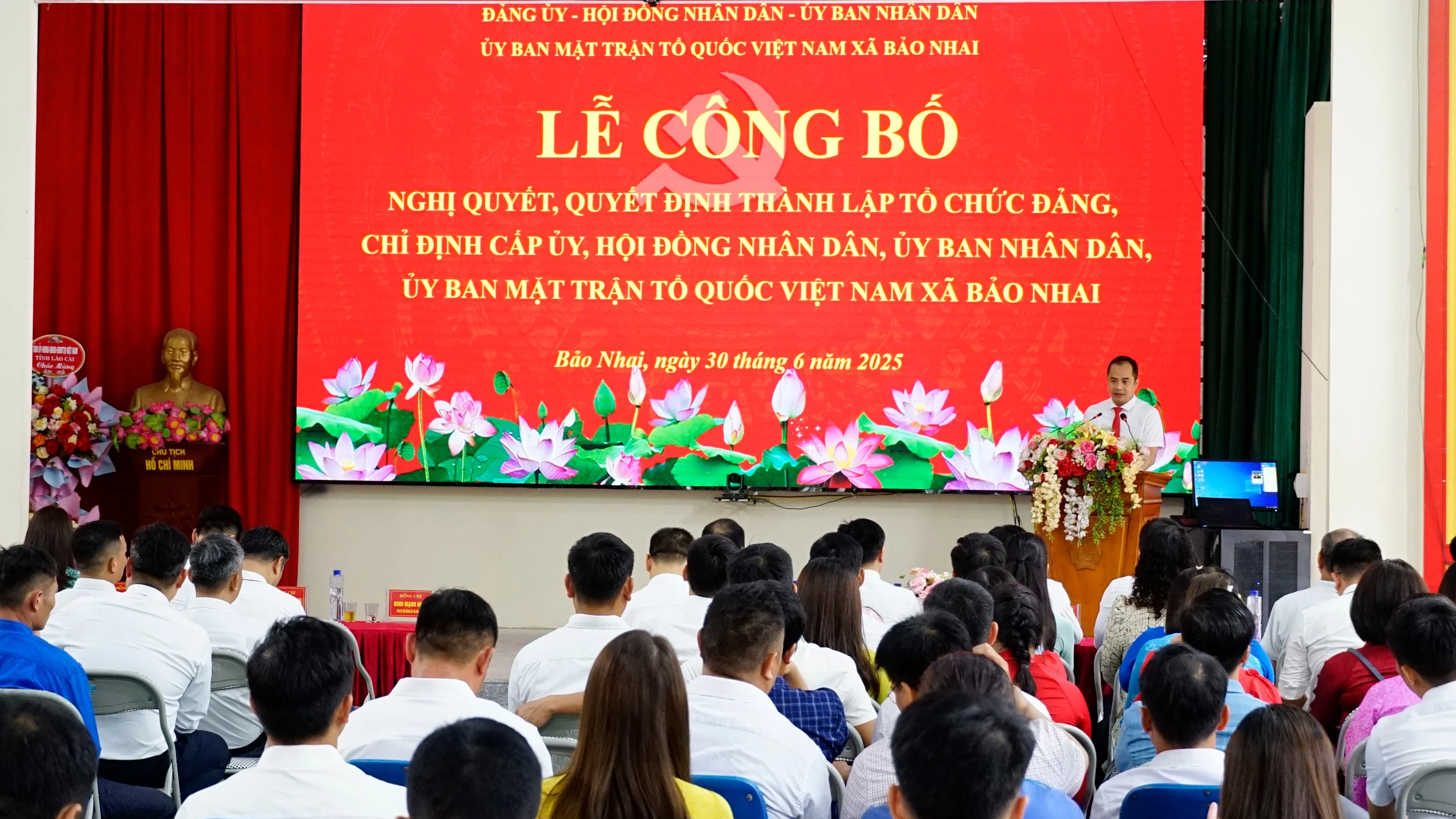 Quang cảnh lễ công bố.