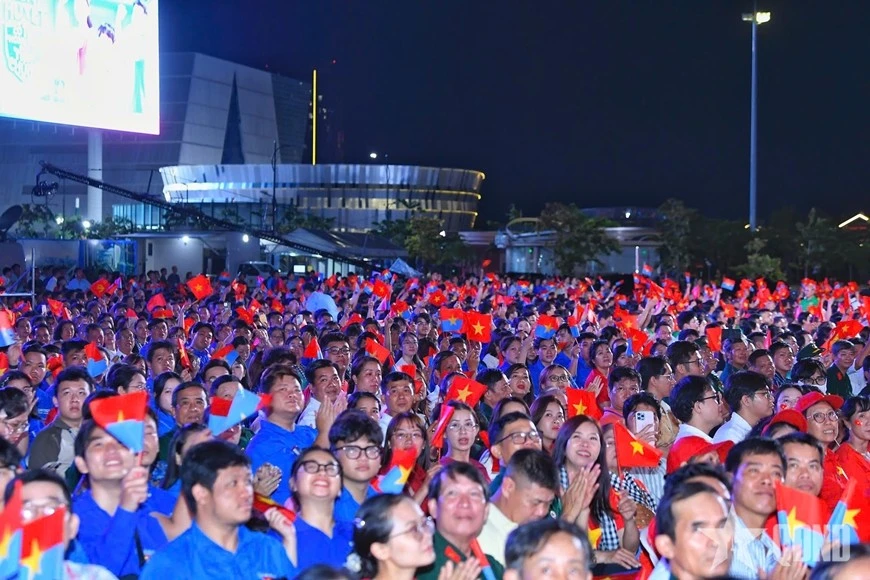 Đông đảo học sinh, sinh viên, các tầng lớp nhân dân dự Chương trình tại điểm cầu TP Hồ Chí Minh.