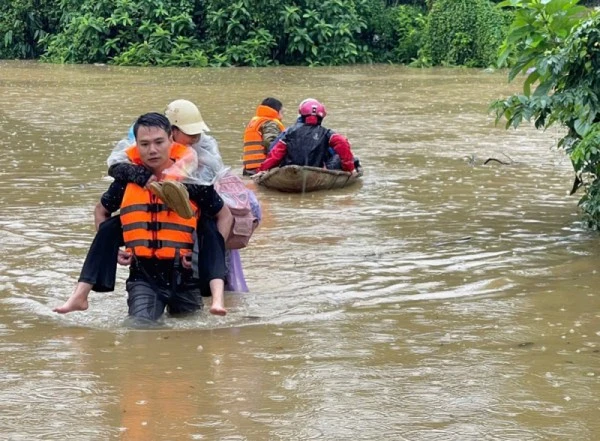 Lực lượng Công an giúp đỡ người dân trong mưa lũ.