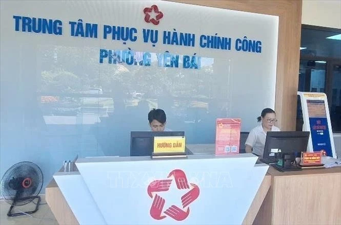 Bàn hướng dẫn tại Trung tâm Phục vụ hành chính công phường Yên Bái được thành lập nhằm hướng đến sự hài lòng của người dân.