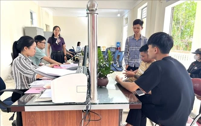 Người dân đến làm thủ tục hành chính tại xã Liên Sơn.